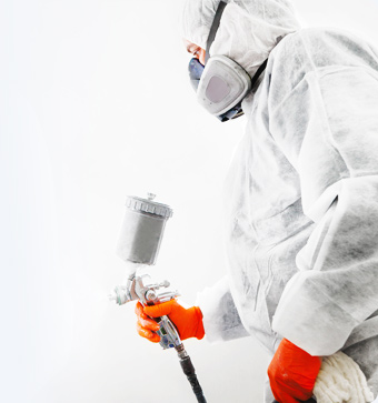 Osoba malująca pistoletem malarskim