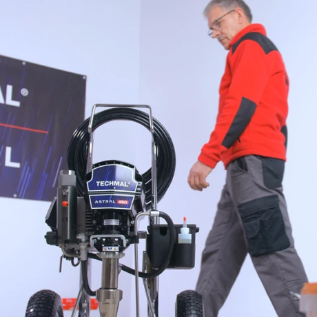 Agregat malarski Astral wykorzystywany przez specjalistę