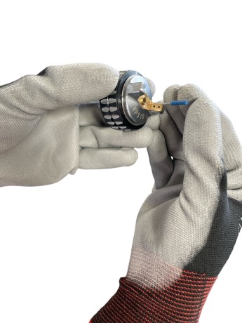 Czyszczenie dyszy malarskiej pistoletu niskociśnieniowego za pomocą dedykowanej igły