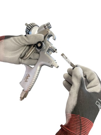 Czyszczenie iglicy pistoletu malarskiego niskociśnieniowego