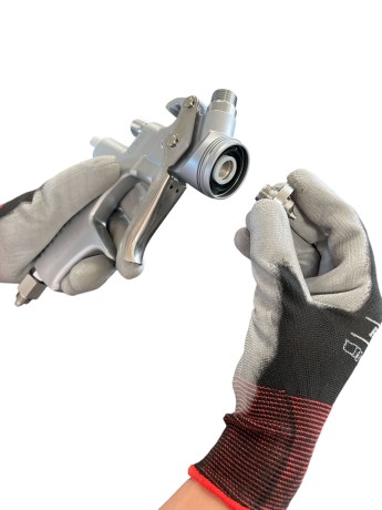 Wykręcona z pistoletu dysza malarska niskociśnieniowa 