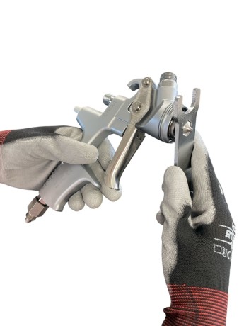 Odkręcanie dyszy malarskiej kluczem z pistoletu niskociśnieniowego