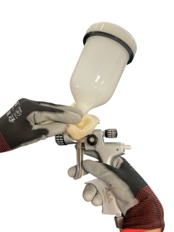 Czyszczenie kanału wyjścia pistoletu lakierniczego z górnym kubkiem