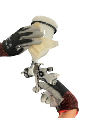 Czyszczenie zbiornika górnego w pistolecie lakierniczym