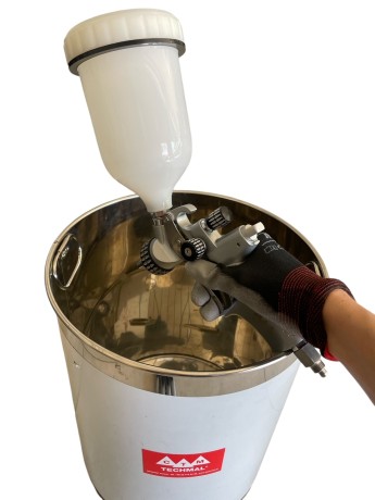 Uwalnianie ciśnienia z pistoletu lakierniczego z górnym kubkiem