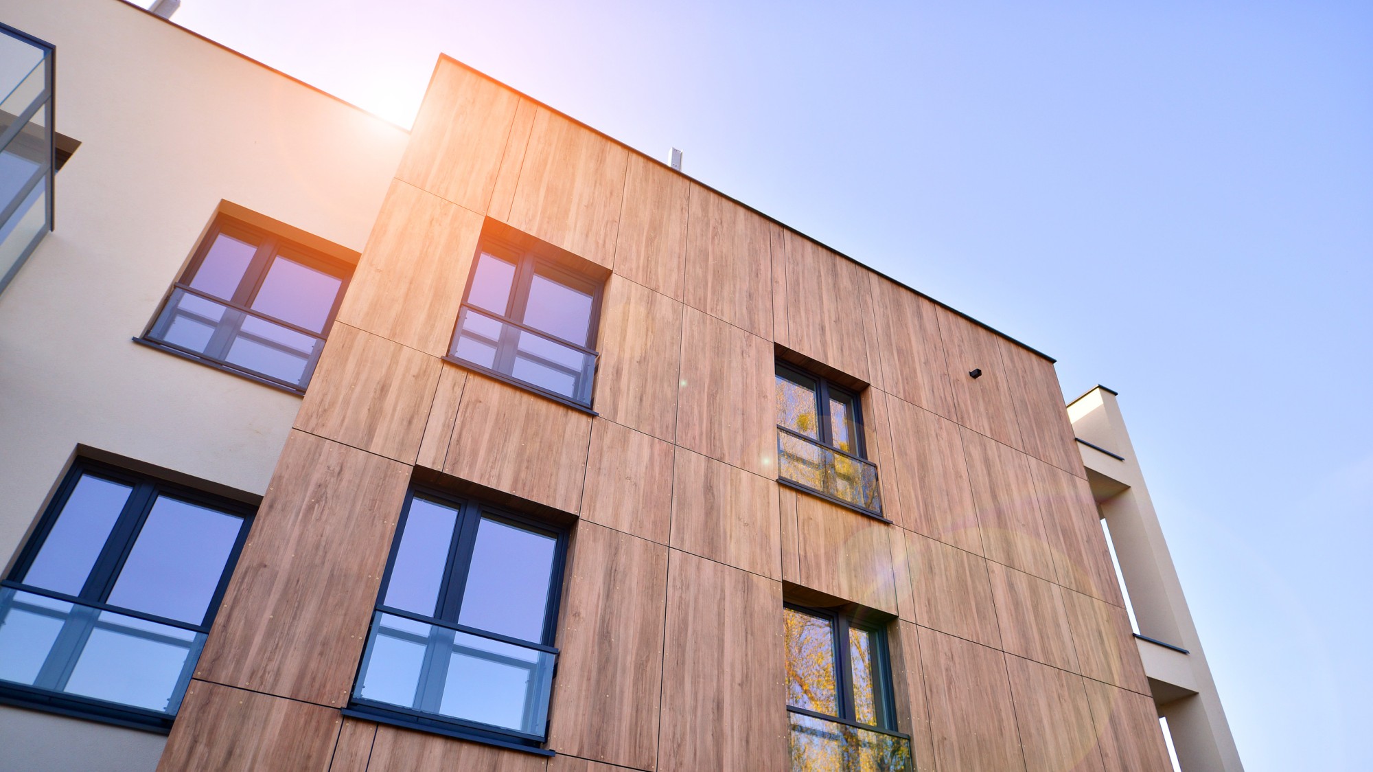 Budynek z elewacją drewnianą