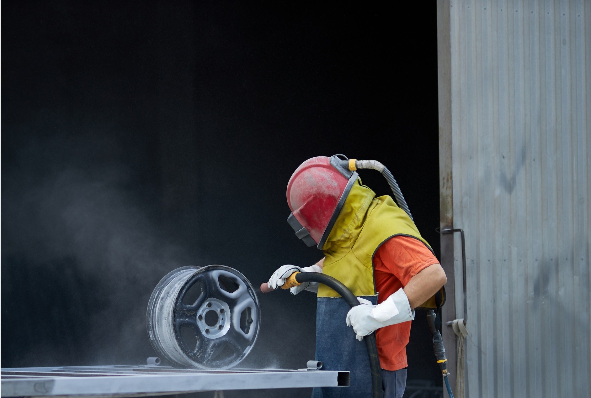 Piaskowanie felgi samochodowej w warsztacie