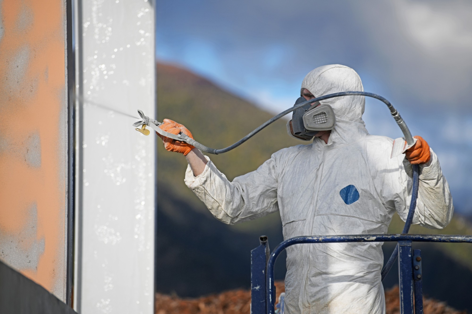 Malowanie elewacji za pomocą agregatu i pistoletu hydrodynamicznego