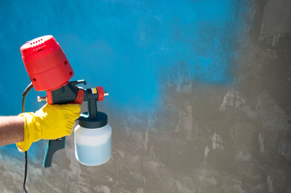 Malowanie ściany agregatem malarskim na niebiesko