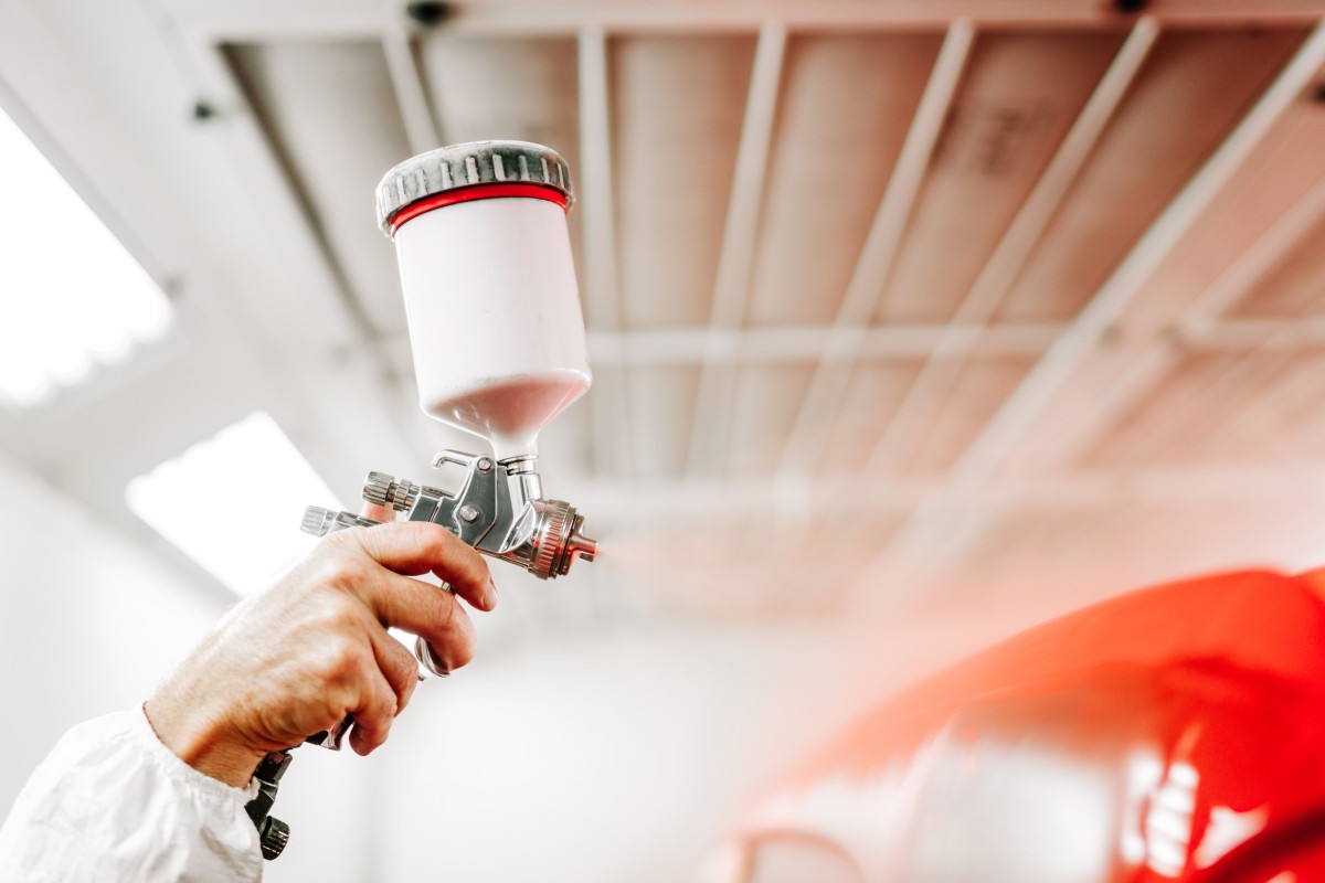 Malowanie natryskowe w kolorze czerwonym